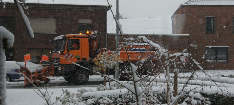 Sicht auf ein im Einsatz befindlichen Fahrzeugs bei Schneefall
