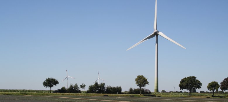 Blick auf drei Windkraftanlagen