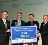 4 Personen halten ein Schild mit der Aufschrift: Europäische Energie- und Klimaschutzkommune Stadt Straelen