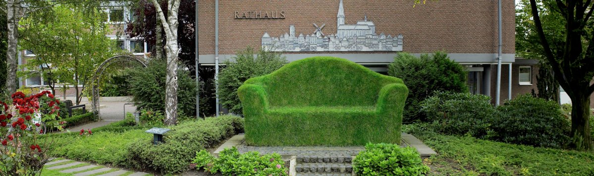 Die Grüne Couch vor dem Straelener Rathaus