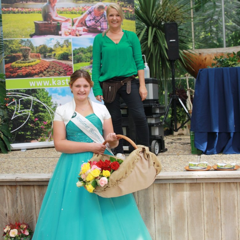 Ein wunderschönes Bild bot Blumenmädchen Lisa Stienen beim Blumenfest "Blumig" im Schlosspark in Arcen.