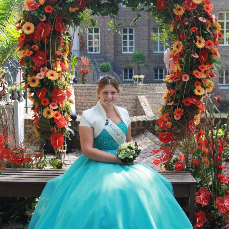 Ein wunderschönes Bild bot Blumenmädchen Lisa Stienen beim Blumenfest "Blumig" im Schlosspark in Arcen. 
