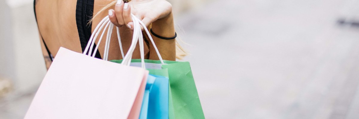 Frau mit Einkaufstaschen