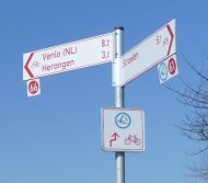 Knotenpunktsystem-Wegweiser mit Einschüben und Zwischenwegweiser Knotenpunktsystem-Wegweiser mit Einschüben und Zwischenwegweiser