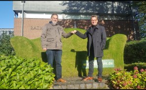 Johannes Pieper und Stefan Verhasselt vor der Grünen Couch.