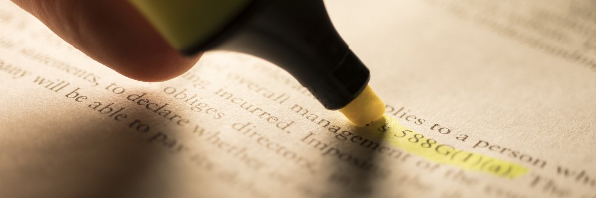 Stift markiert Unterlagen