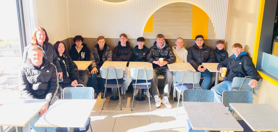 Sekundarschule zu Besuch bei McDonald´s