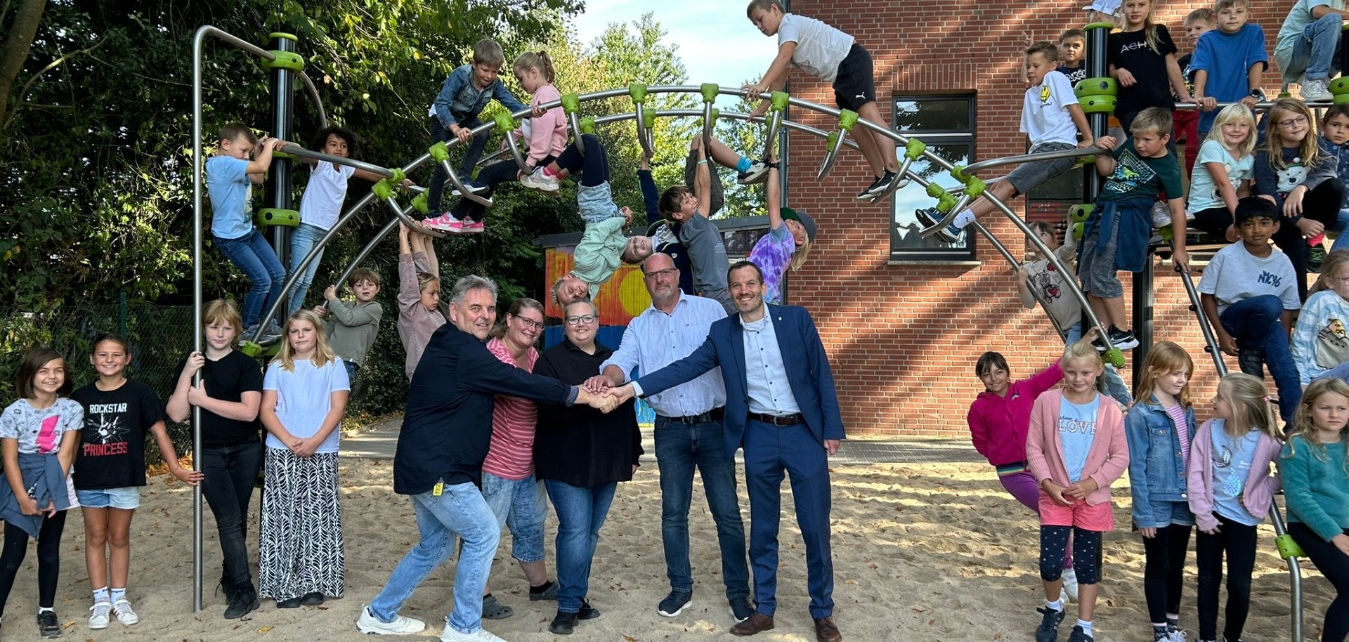 Neues Spielgerät Schule Herongen